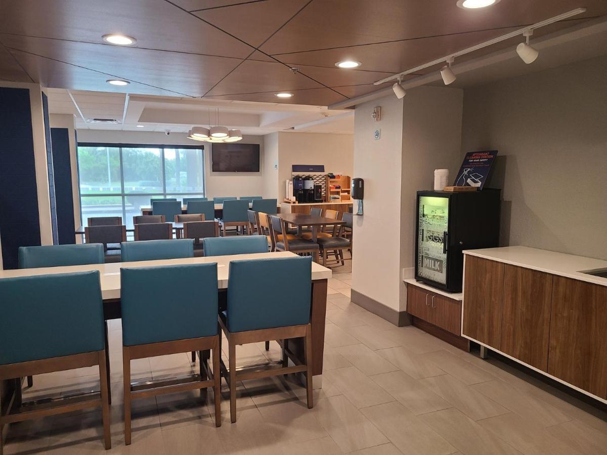 Holiday Inn Express Fort Lauderdale North - Executive Airport By Ihg Exterior photo