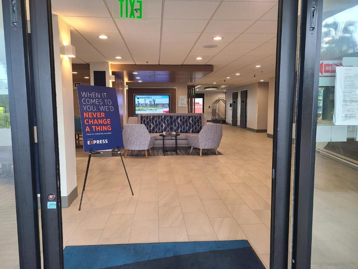 Holiday Inn Express Fort Lauderdale North - Executive Airport By Ihg Exterior photo