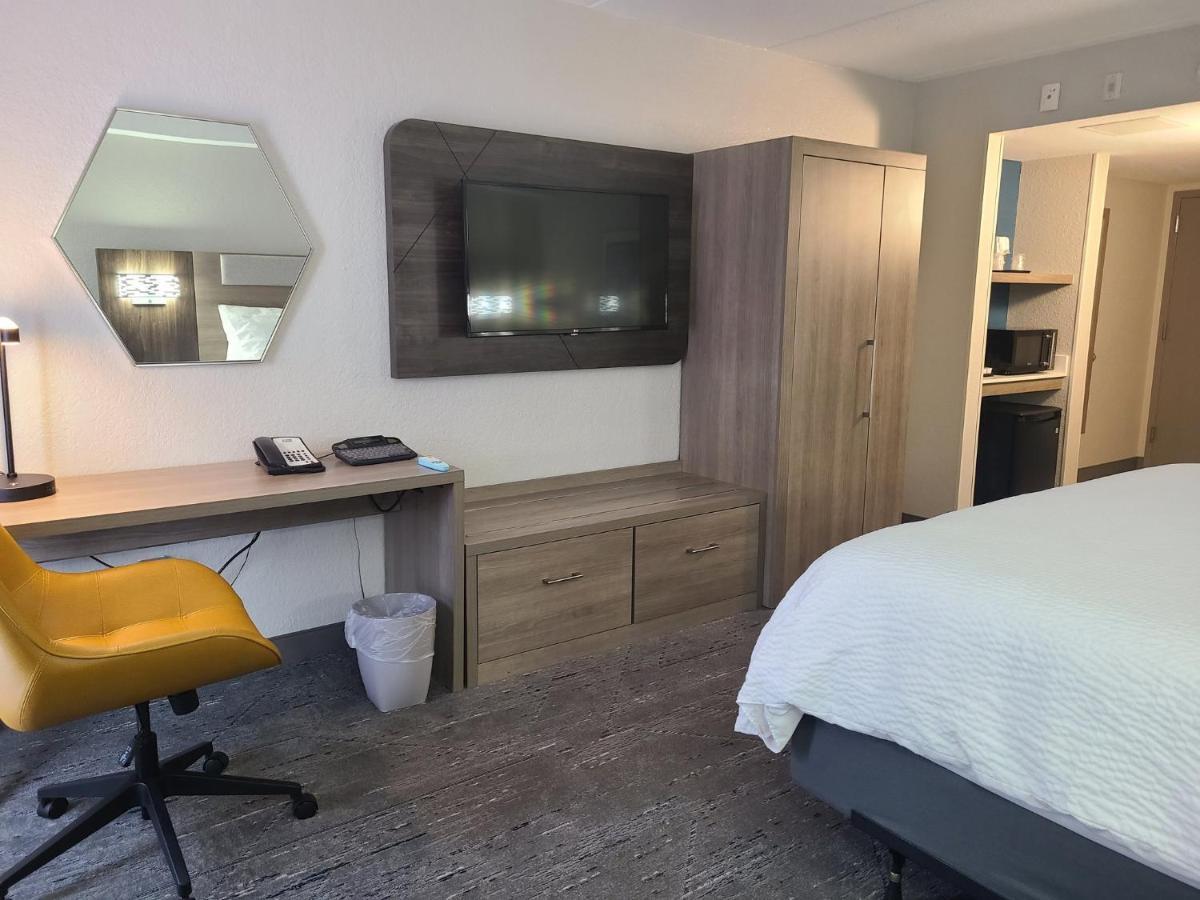 Holiday Inn Express Fort Lauderdale North - Executive Airport By Ihg Exterior photo
