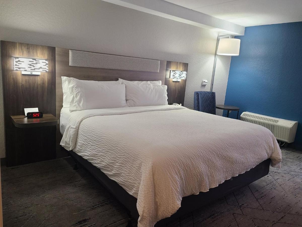 Holiday Inn Express Fort Lauderdale North - Executive Airport By Ihg Exterior photo