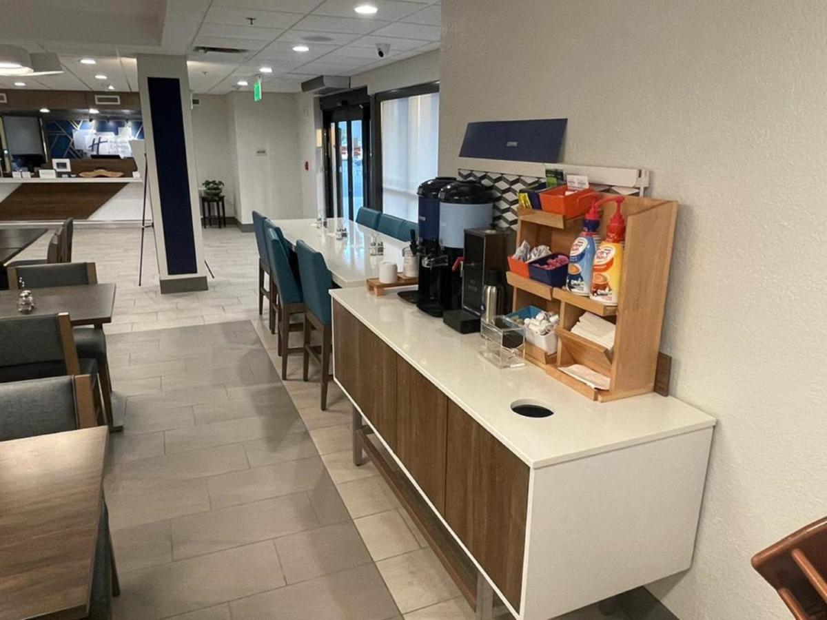 Holiday Inn Express Fort Lauderdale North - Executive Airport By Ihg Exterior photo