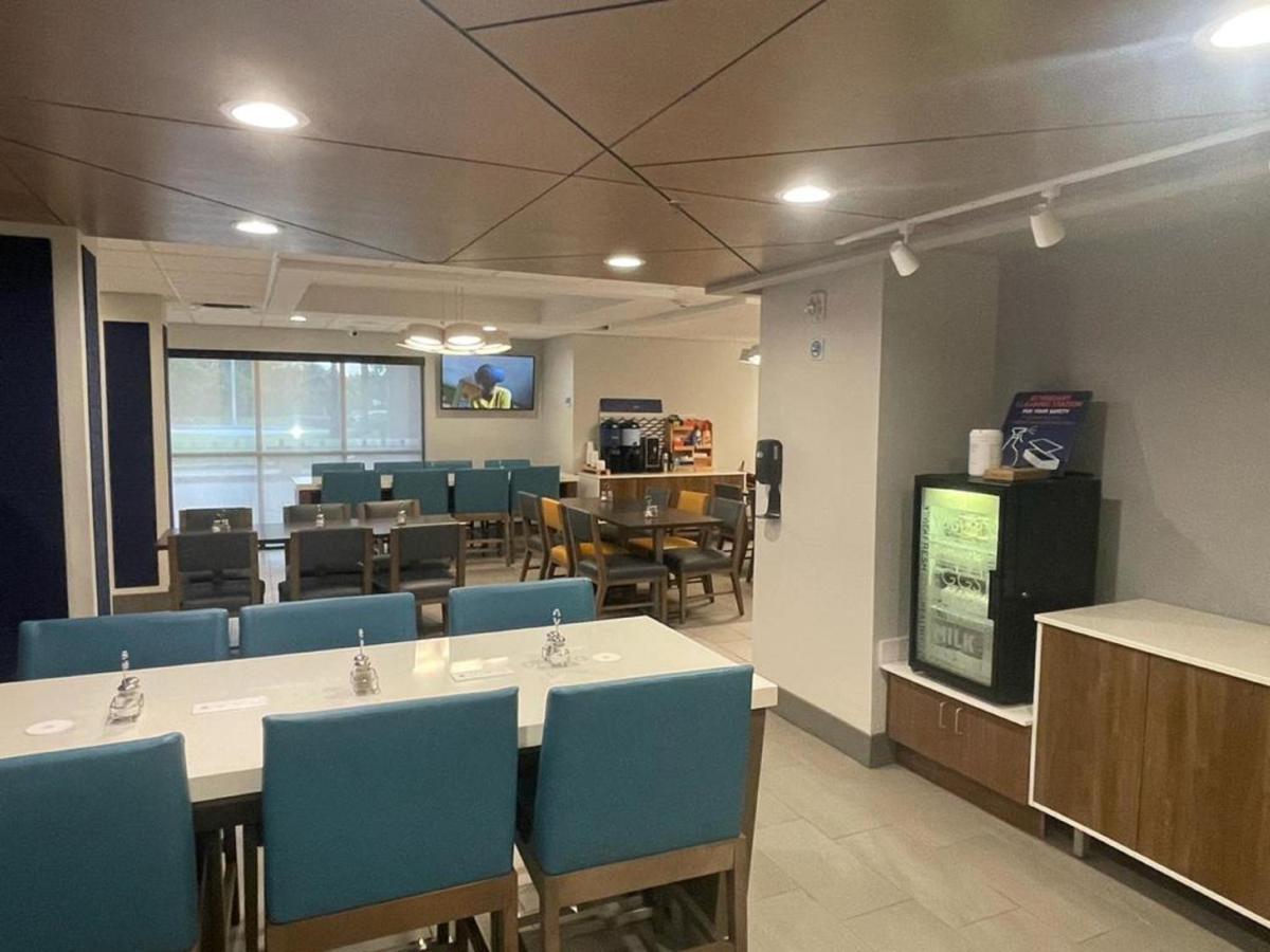 Holiday Inn Express Fort Lauderdale North - Executive Airport By Ihg Exterior photo