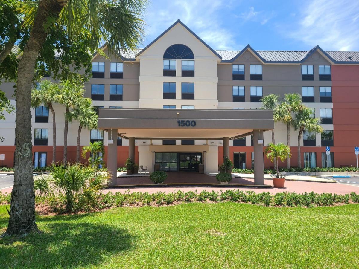 Holiday Inn Express Fort Lauderdale North - Executive Airport By Ihg Exterior photo