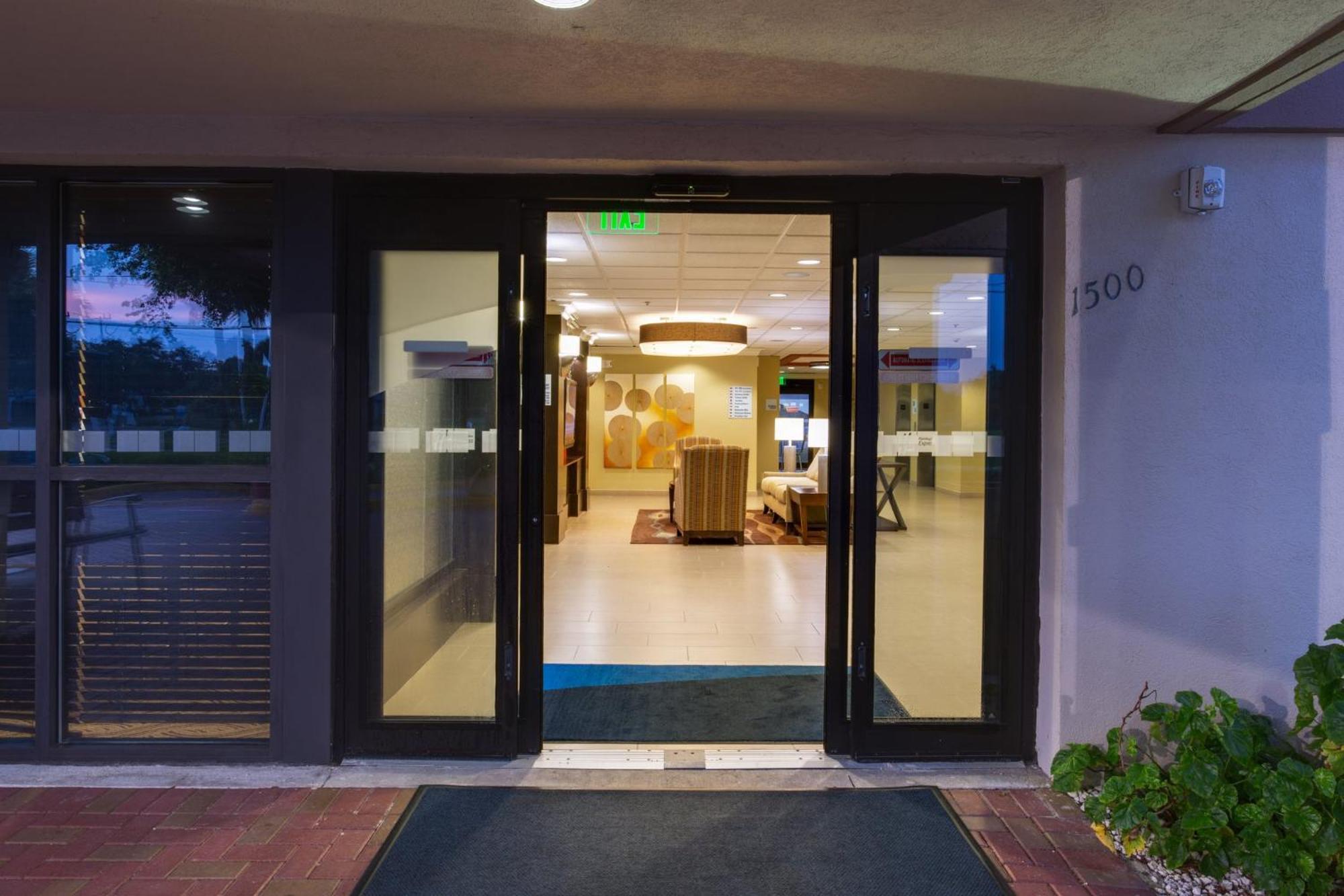 Holiday Inn Express Fort Lauderdale North - Executive Airport By Ihg Exterior photo