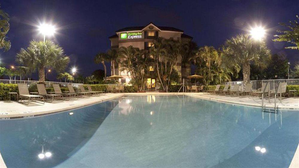 Holiday Inn Express Fort Lauderdale North - Executive Airport By Ihg Exterior photo